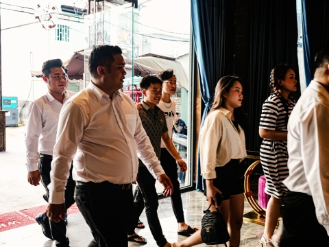 Khách Hàng Tại Quán